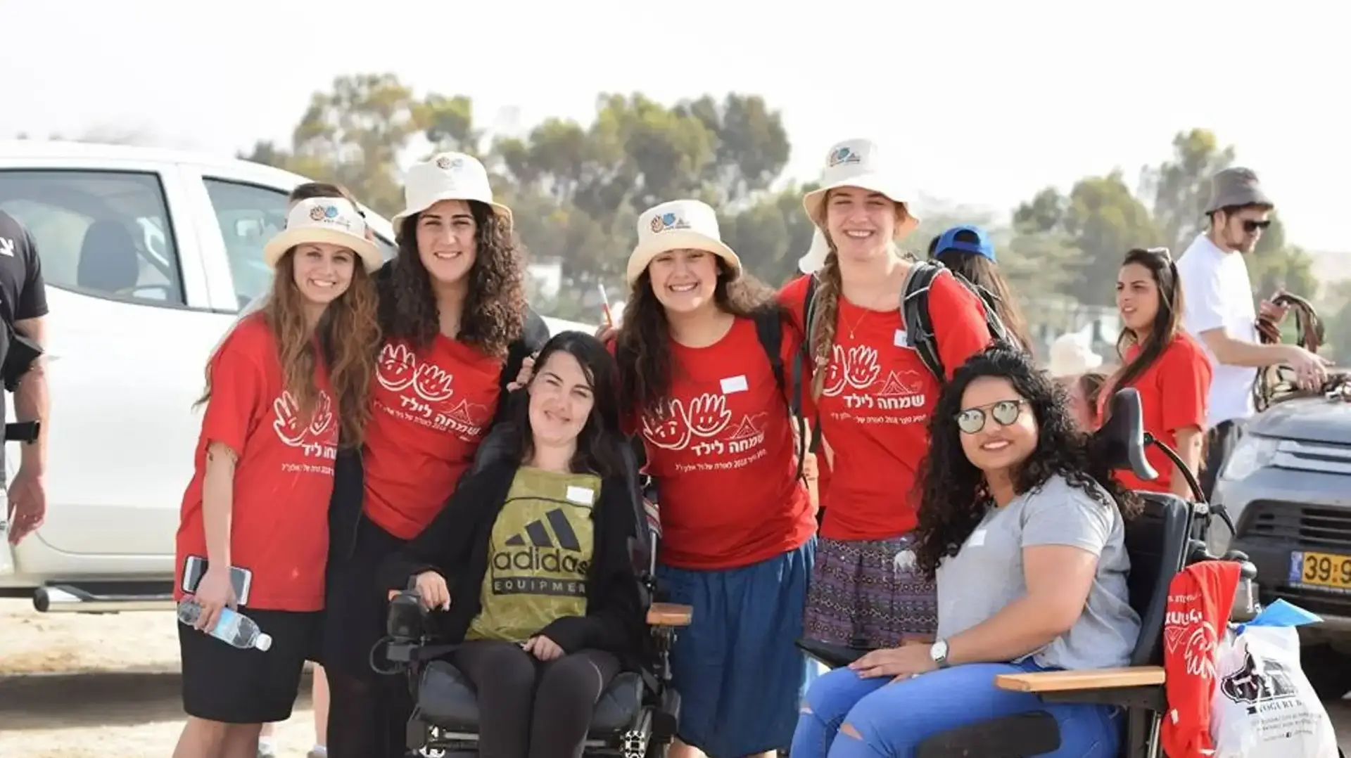 ניקול אזיזוב, ליחי פרנקו ומתנדבות עמותת "שמחה לילד", במסע משותף במדבר יהודה