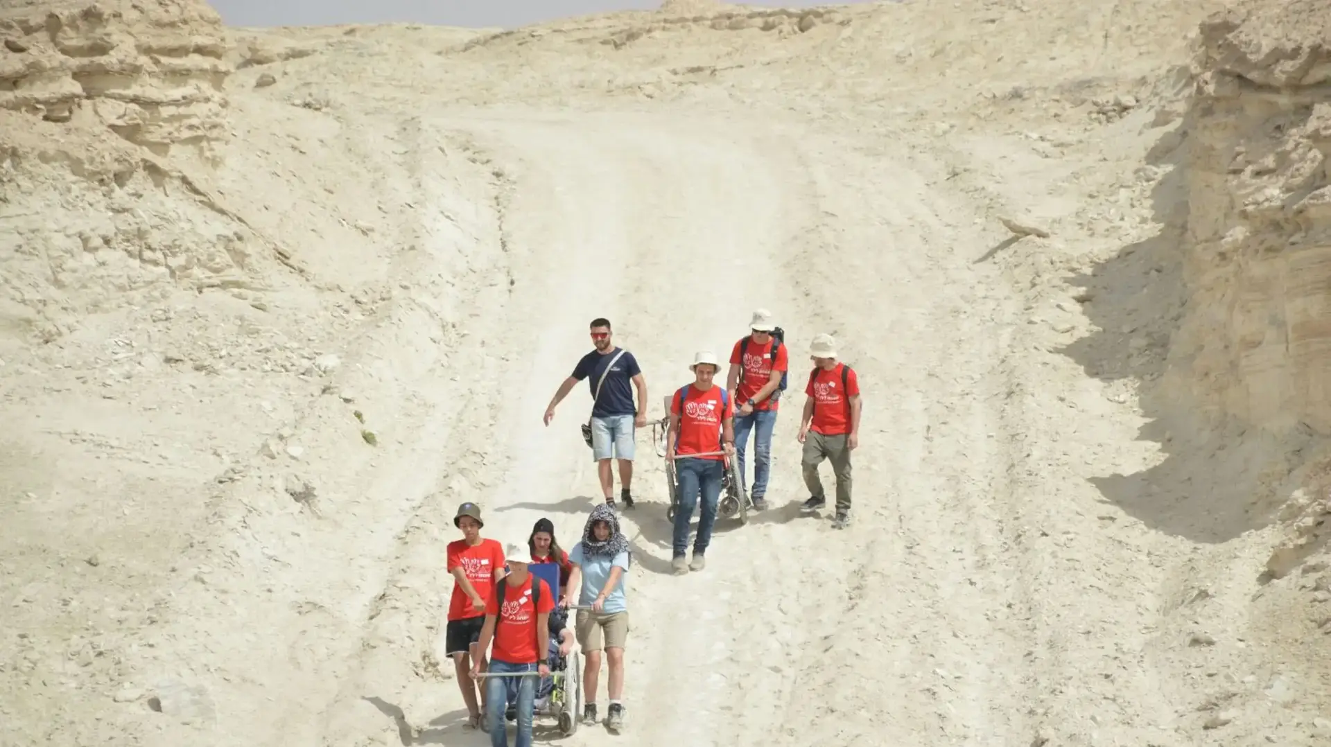 חניכי ומתנדבי עמותת "שמחה לילד", במסע משותף במדבר יהודה חניכי ומתנדבי עמותת "שמחה לילד", במסע משותף במדבר יהודה