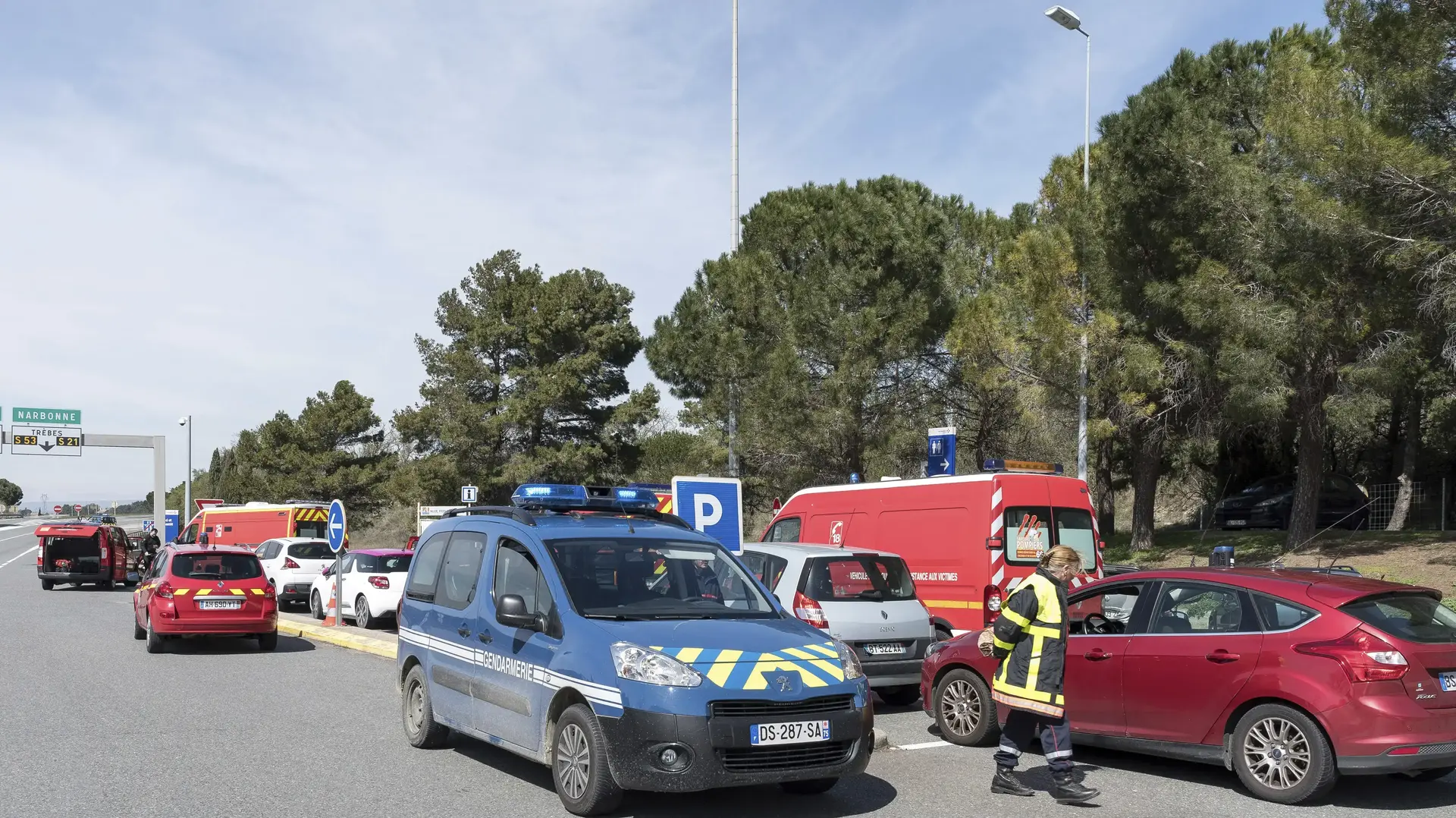 שוטרים וכבאים בעיר טרב שבדרום צרפת, בסמוך לסופר שבו הוחזקו בני ערובה, 23 במרץ 2018 שוטרים וכבאים בעיר טרב שבדרום צרפת, בסמוך לסופר שבו הוחזקו בני ערובה, 23 במרץ 2018