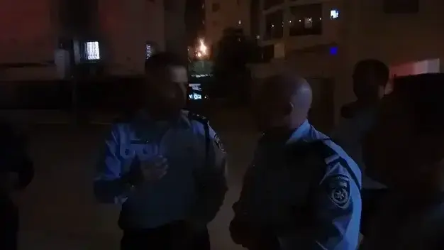 שוטרים בזירת השריפה בבאר שבע, 25 במרץ 2018 שוטרים בזירת השריפה בבאר שבע, 25 במרץ 2018