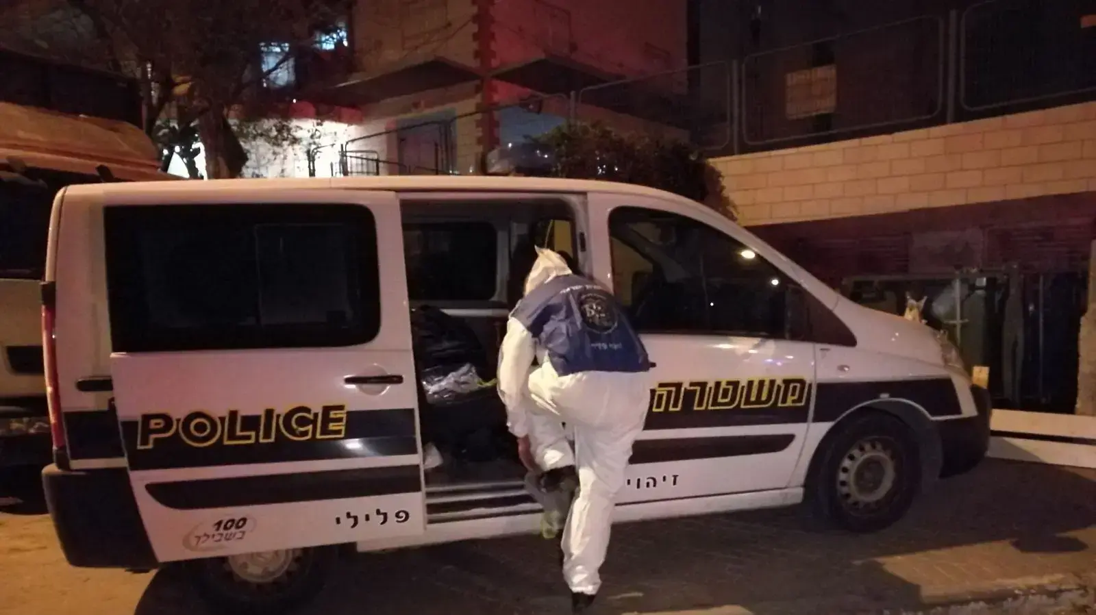 שוטרים בזירת השריפה בבאר שבע, 25 במרץ 2018 שוטרים בזירת השריפה בבאר שבע, 25 במרץ 2018