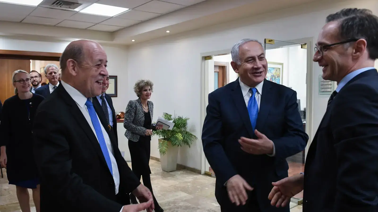 ראש הממשלה בנימין נתניהו משוחח עם שר החוץ של גרמניה (מימין) ושר החוץ הצרפתי במבואת לשכת ראש הממשלה בירושלים. ראש הממשלה בנימין נתניהו משוחח עם שר החוץ של גרמניה (מימין) ושר החוץ הצרפתי במבואת לשכת ראש הממשלה בירושלים.