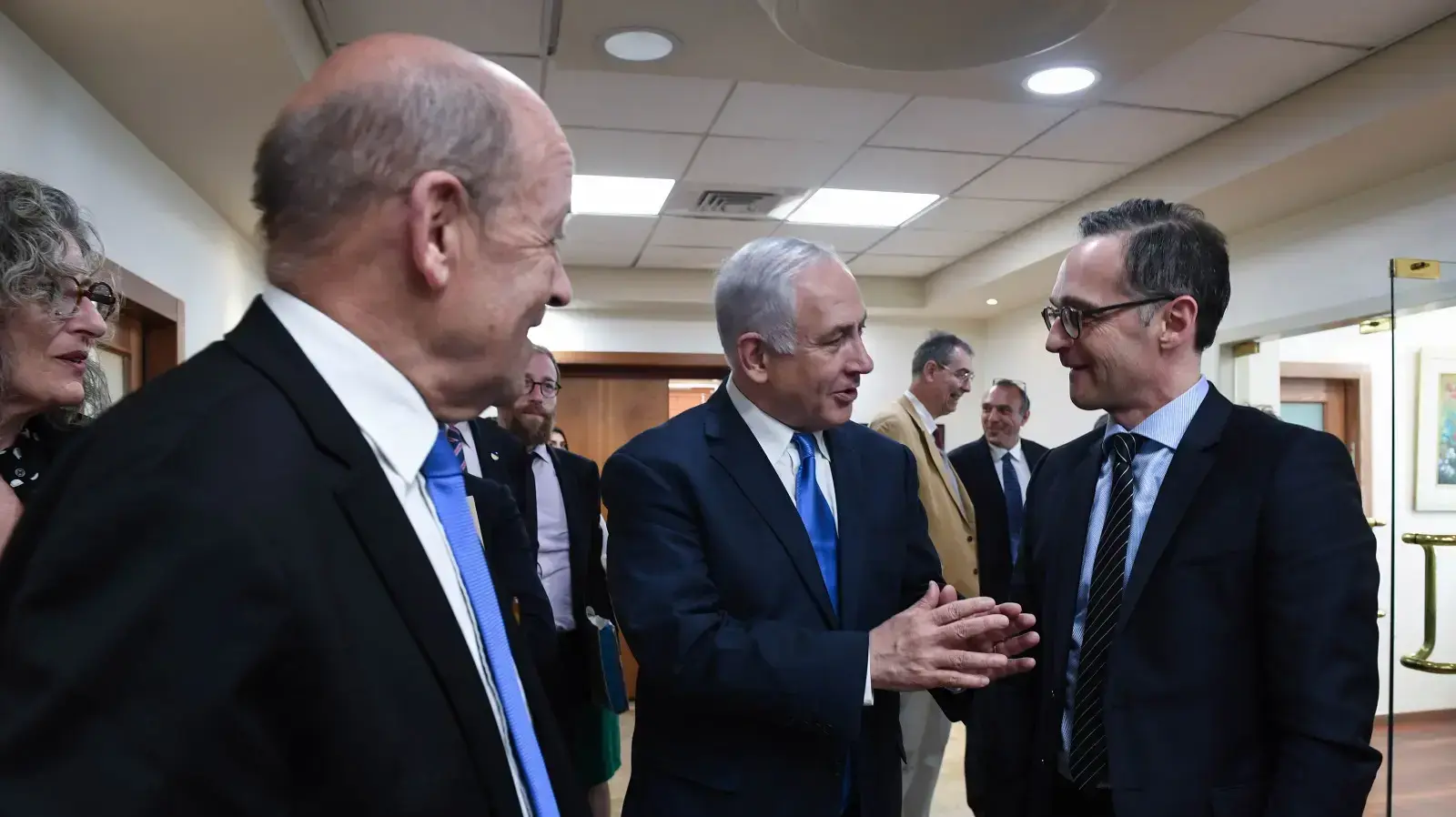 ראש הממשלה בנימין נתניהו משוחח עם שר החוץ של גרמניה (מימין) ושר החוץ הצרפתי במבואת לשכת ראש הממשלה בירושלים.