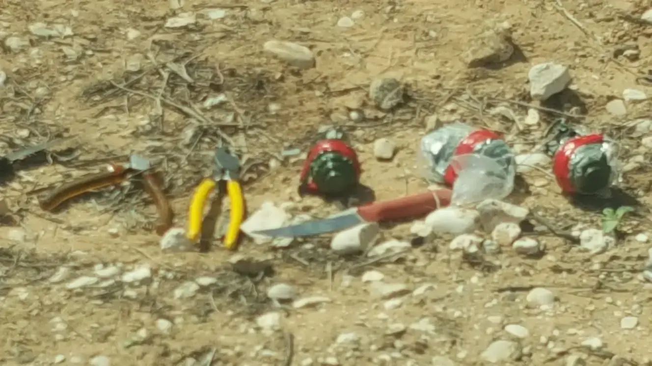 האמל"ח אשר נתפס בגדר המערכת על ידי החמושים האמל"ח אשר נתפס בגדר המערכת על ידי החמושים