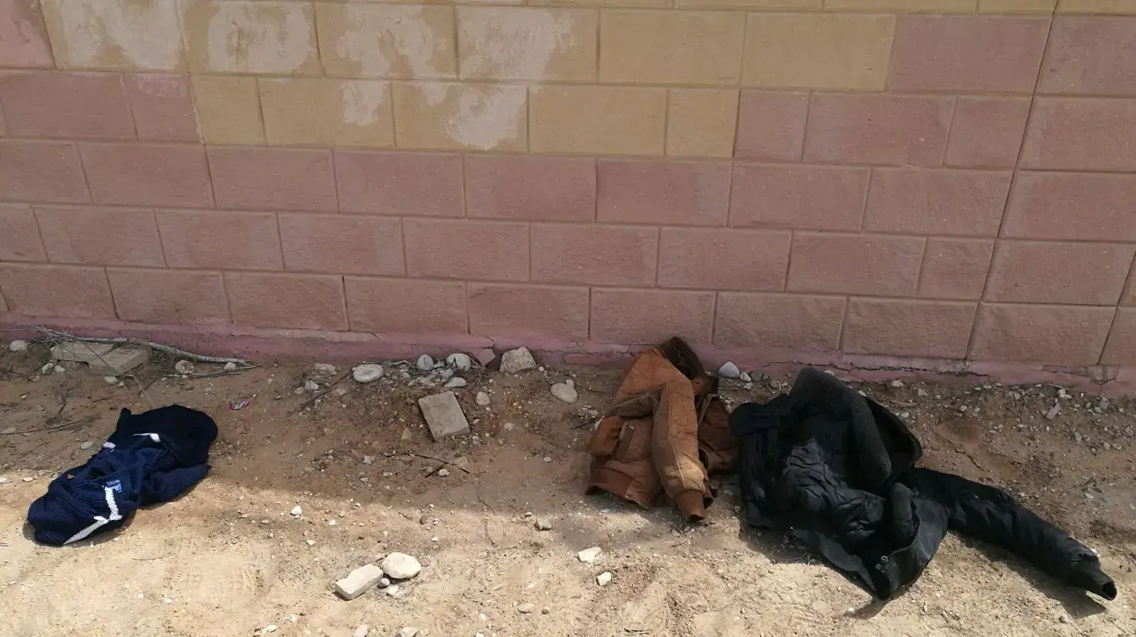 בגדי המחבלים שחדרו מעזה ונתפסו סמוך לבסיס צאלים בגדי המחבלים שחדרו מעזה ונתפסו סמוך לבסיס צאלים