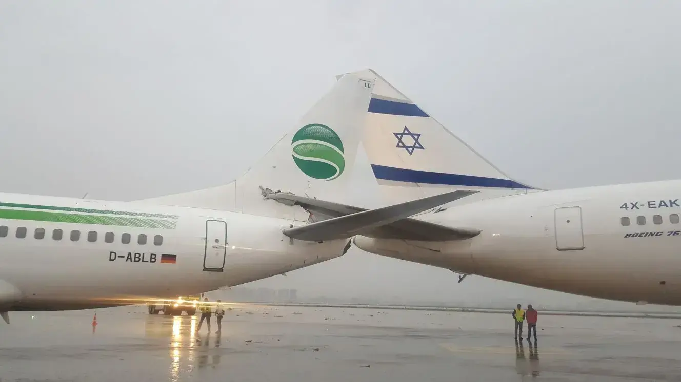 שני מטוסים שהתנגשו קלות על מסלול ההמראה בנתב"ג. 28 במרץ 2018 שני מטוסים שהתנגשו קלות על מסלול ההמראה בנתב"ג. 28 במרץ 2018