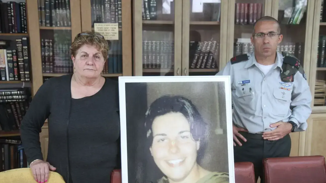 יעל אוסמן, אמא של עדי אוסמן שנהרגה על ידי מחבל בכיסופים ותא"ל אודי בן מוחה, המפקד של עדי, כפר סבא, 28 במרץ 2018 יעל אוסמן, אמא של עדי אוסמן שנהרגה על ידי מחבל בכיסופים ותא"ל אודי בן מוחה, המפקד של עדי, כפר סבא, 28 במרץ 2018