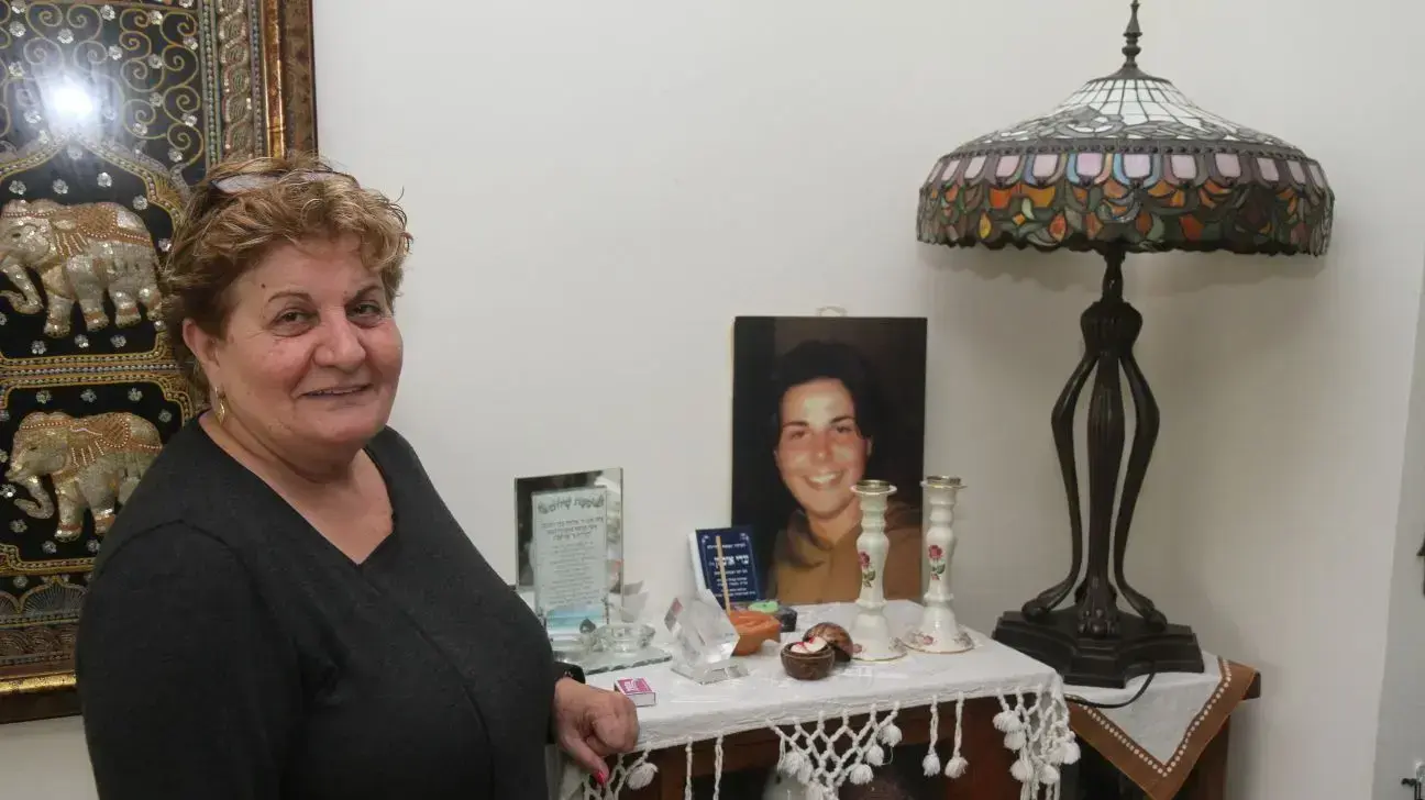 יעל אוסמן, אמא של עדי אוסמן שנהרגה על ידי מחבל בכיסופים ותא"ל אודי בן מוחה, המפקד של עדי, כפר סבא, 28 במרץ 2018 יעל אוסמן, אמא של עדי אוסמן שנהרגה על ידי מחבל בכיסופים ותא"ל אודי בן מוחה, המפקד של עדי, כפר סבא, 28 במרץ 2018