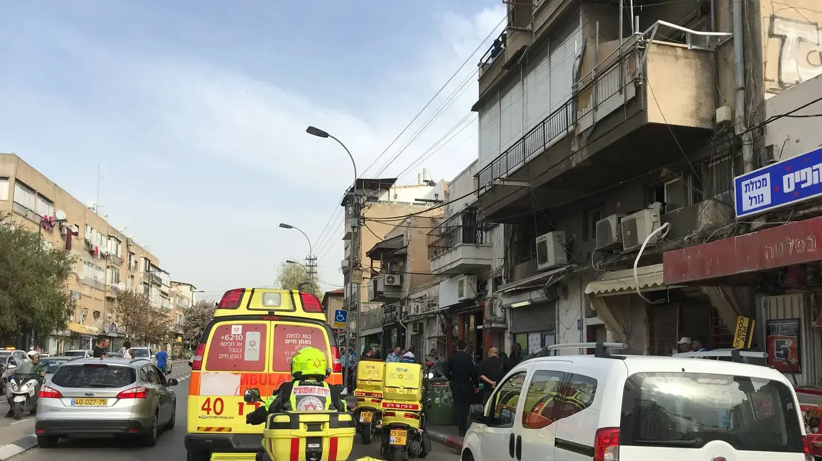 זירת האירוע בה נדקרה אישה בדרך שלמה בתל אביב 28 במרץ 2018 זירת האירוע בה נדקרה אישה בדרך שלמה בתל אביב 28 במרץ 2018