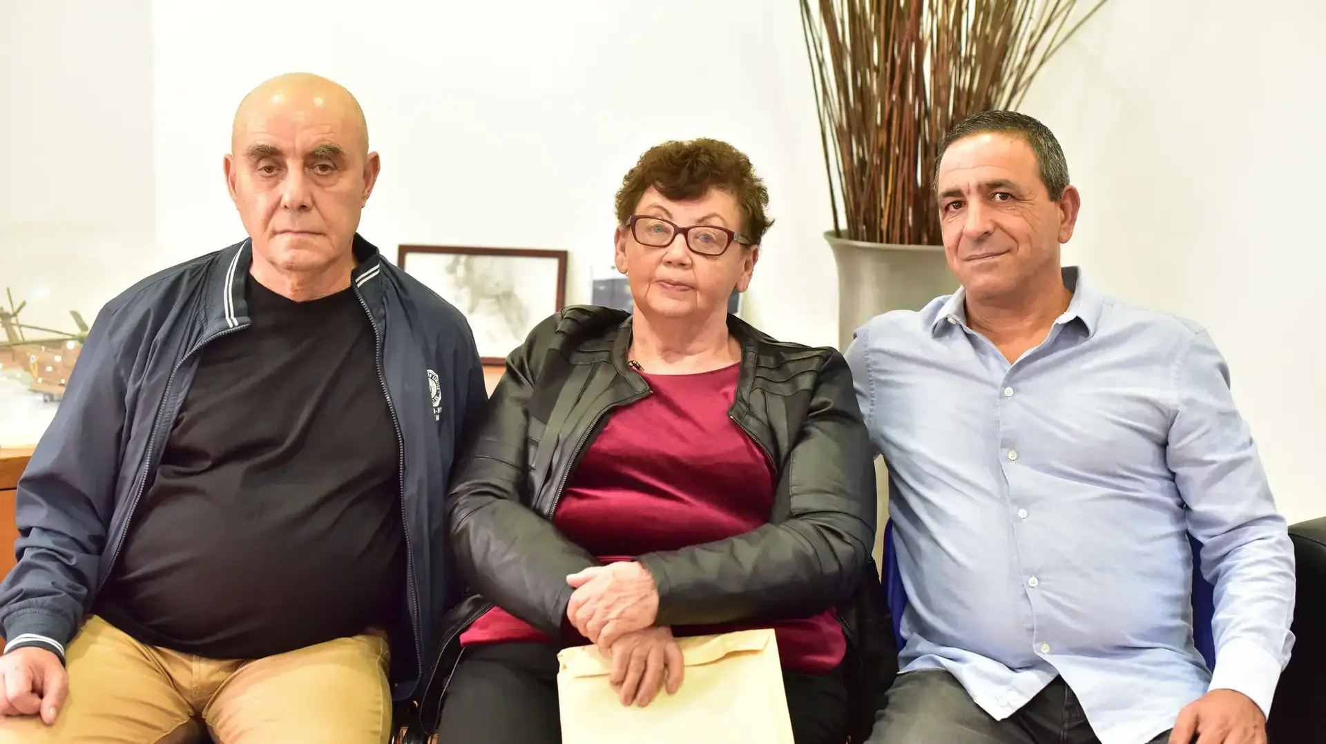 קרן טנדלר- המכונאית המוטסת הראשונה, תל נוף
האב - דן טנדלר
האם - ריואנה טנדלר
מפקד הבסיס בזמנה של קרן יורם אלפסי (חולצה כחולה) קרן טנדלר- המכונאית המוטסת הראשונה, תל נוף
האב - דן טנדלר
האם - ריואנה טנדלר
מפקד הבסיס בזמנה של קרן יורם אלפסי (חולצה כחולה)