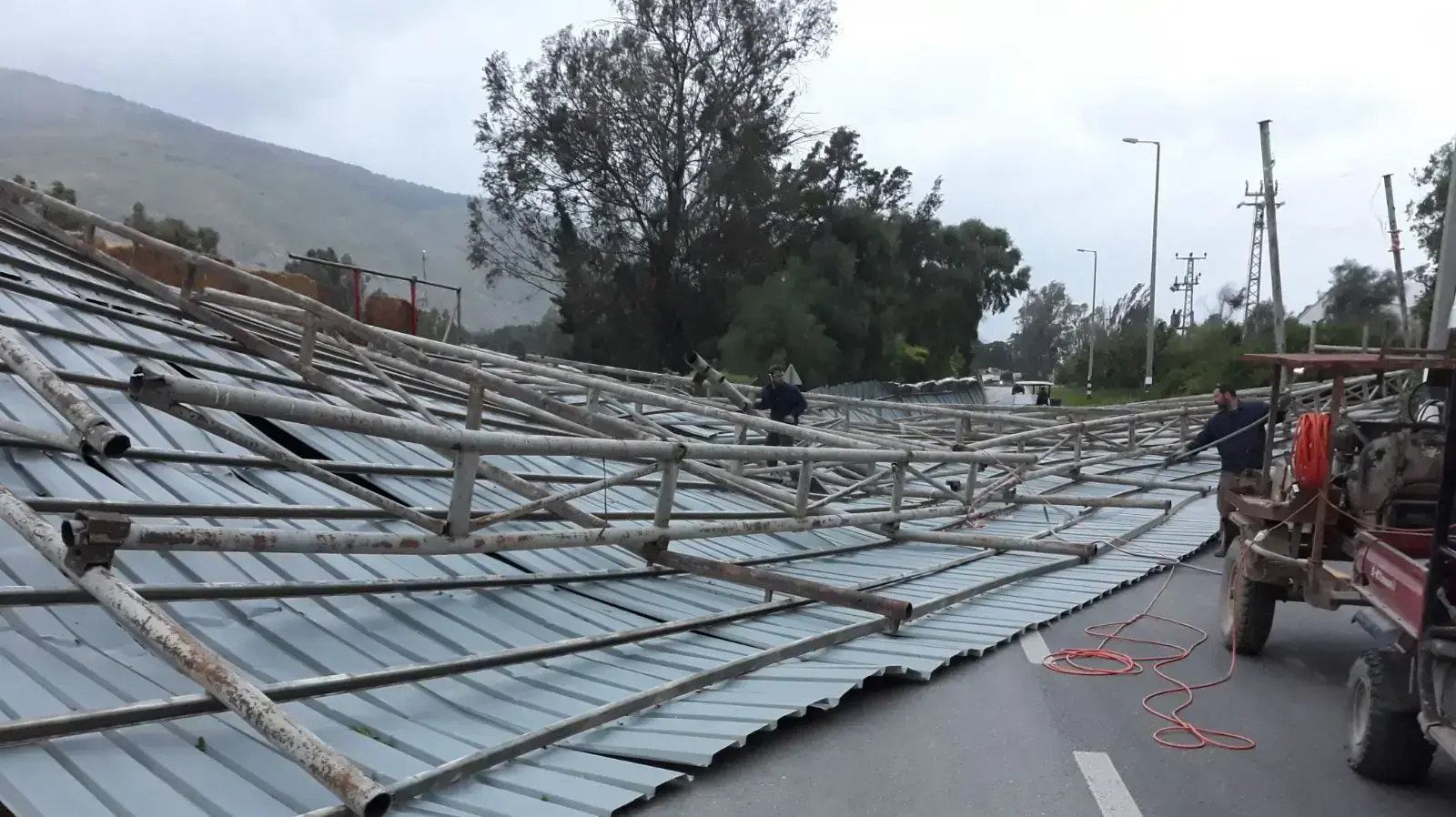 גג מתבן שעף ברוח בקיבוץ בית אלפא שבגליל, 29 במרץ 2018 גג מתבן שעף ברוח בקיבוץ בית אלפא שבגליל, 29 במרץ 2018