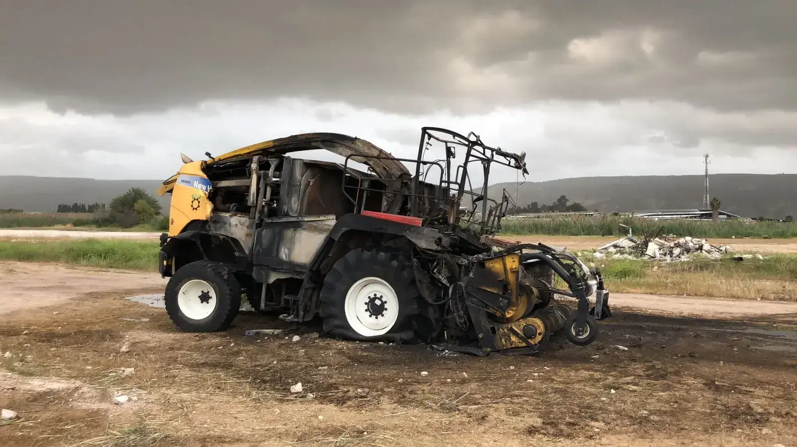 הכלים שהוצתו הלילה ליד אשדות יעקב מאוחד שבעמק הירדן הם קומביין ומקצרה, 29 במרץ 2018