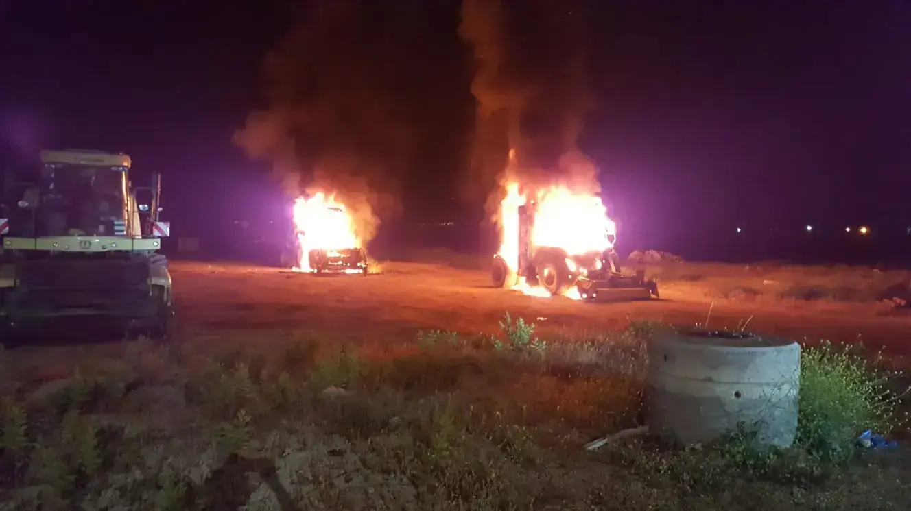 הכלים עולים באש לאחר שהוצתו הלילה ליד אשדות יעקב מאוחד שבעמק הירדן, 29 במרץ 2018 הכלים עולים באש לאחר שהוצתו הלילה ליד אשדות יעקב מאוחד שבעמק הירדן, 29 במרץ 2018