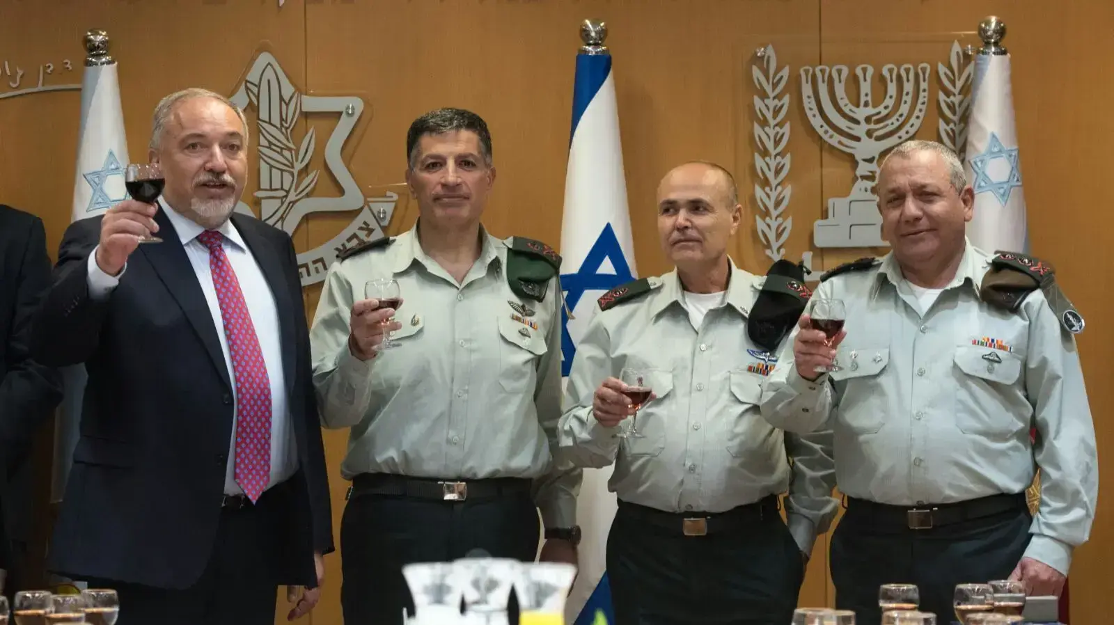 הרמטכ"ל גדי איזנקוט, אלוף כמיל אבו רוקון, אלוף יואב מרדכי ושר הביטחון אביגדור ליברמן, מרץ 2018 הרמטכ"ל גדי איזנקוט, אלוף כמיל אבו רוקון, אלוף יואב מרדכי ושר הביטחון אביגדור ליברמן, מרץ 2018