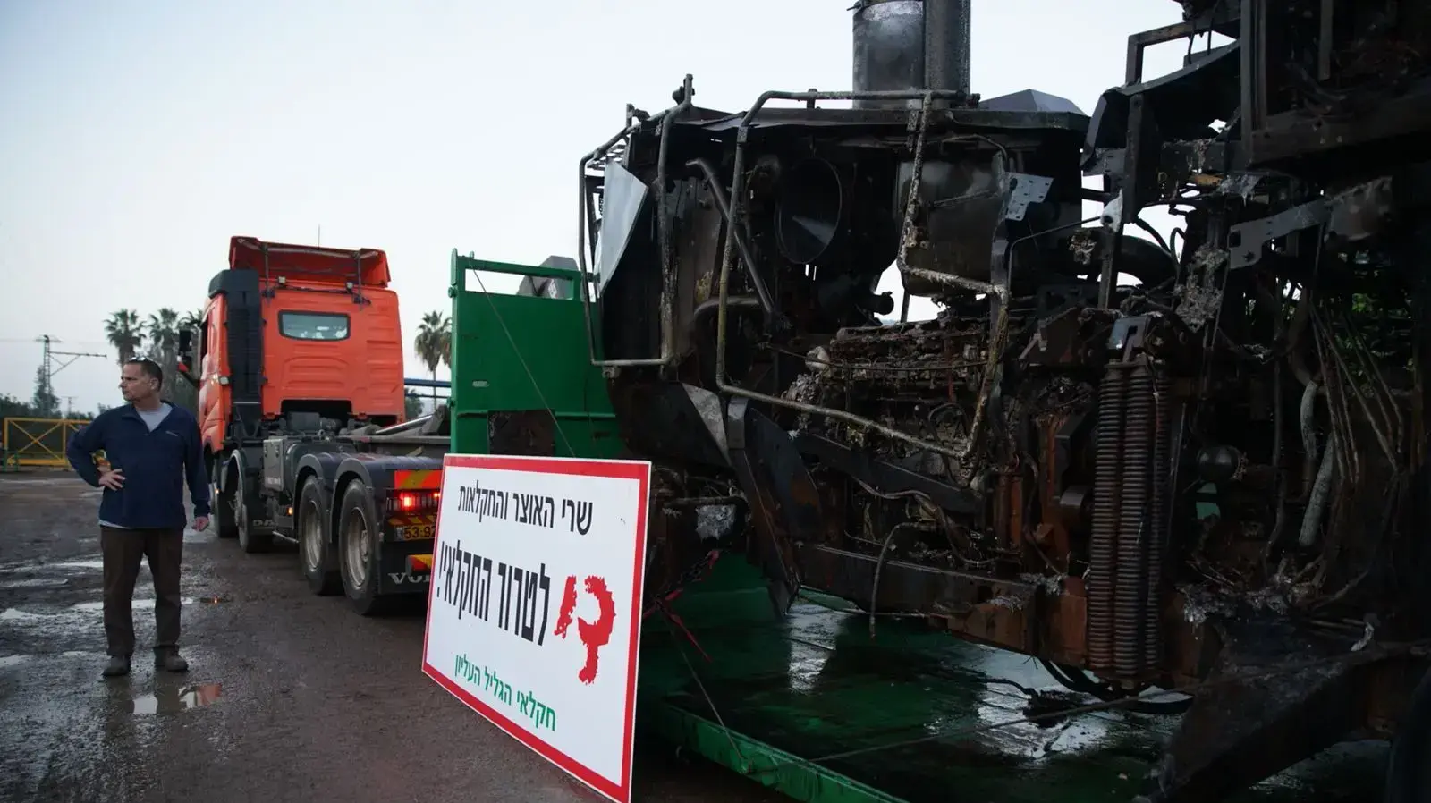 שיירת מחאה - הכלים החקלאיים שהוצתו בפשיעה חקלאית, הועמסו על גבי משאיות של קואופרטיב הגליל העליון שיירת מחאה - הכלים החקלאיים שהוצתו בפשיעה חקלאית, הועמסו על גבי משאיות של קואופרטיב הגליל העליון