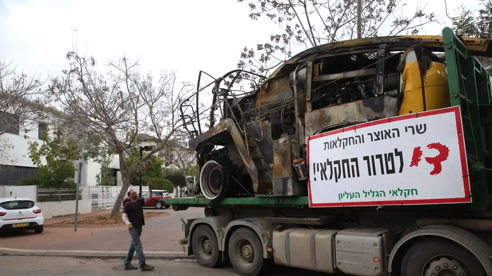 לאחר שעברה בחיפה ובכיכר רבין בתל אביב הגיעה שיירת המחאה של חקלאי הגליל- כנגד אוזלת ידה של הממשלה וחוסר הסיוע בהתמודדות נגד הטרור החקלאי - אל מחוץ לביתו של השר לבטחון פנים גלעד ארדן בסביון, 30 במרץ 2018 לאחר שעברה בחיפה ובכיכר רבין בתל אביב הגיעה שיירת המחאה של חקלאי הגליל- כנגד אוזלת ידה של הממשלה וחוסר הסיוע בהתמודדות נגד הטרור החקלאי - אל מחוץ לביתו של השר לבטחון פנים גלעד ארדן בסביון, 30 במרץ 2018