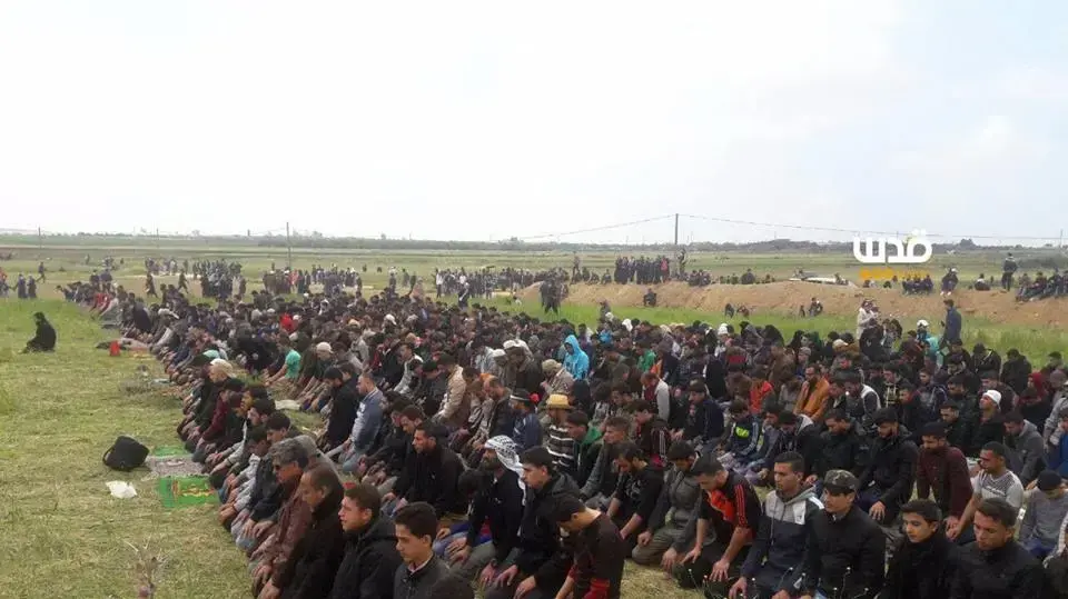 פלסטינים מתפללים באיזור הפרעות הסדר בצפון רצועת עזה, 30 במרץ 2018 פלסטינים מתפללים באיזור הפרעות הסדר בצפון רצועת עזה, 30 במרץ 2018