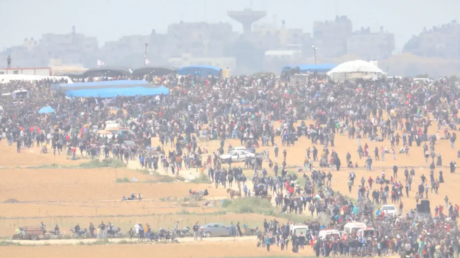 אלפי פלסטינים מתקהלים לצעידת השיבה, גבול רצועת עזה, 30 במרץ 2018 אלפי פלסטינים מתקהלים לצעידת השיבה, גבול רצועת עזה, 30 במרץ 2018