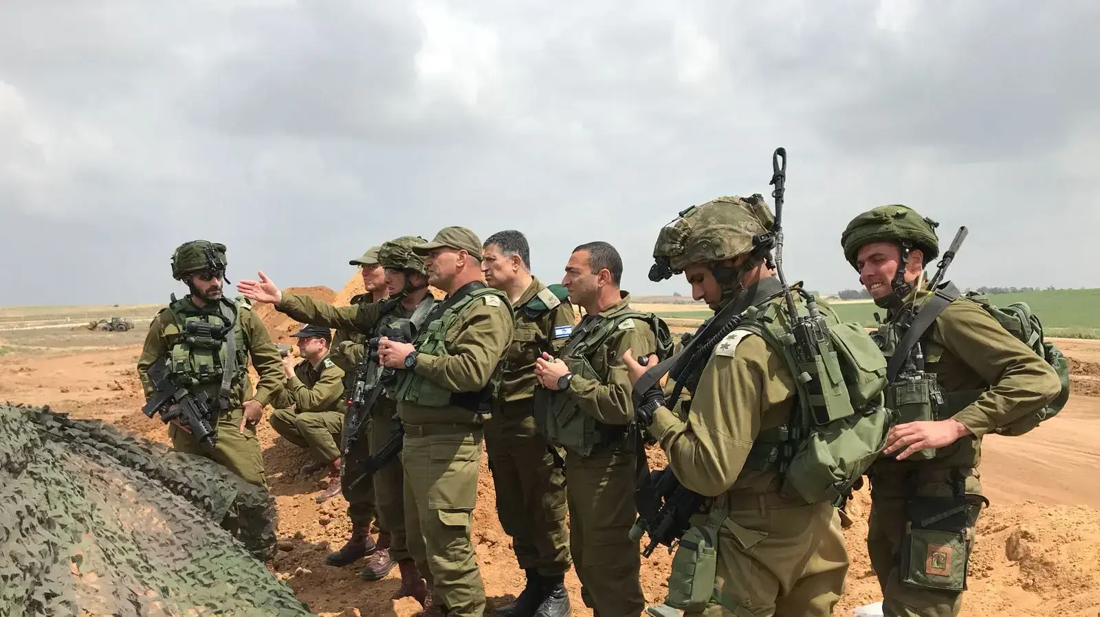 מפקד פיקוד הדרום, אלוף אייל זמיר, ראש אגף המבצעים, אלוף ניצן אלון, מתאם פעולות הממשלה בשטחים, אלוף יואב (פולי) מרדכי, בגבול רצועת עזה, 30 במרץ 2018 מפקד פיקוד הדרום, אלוף אייל זמיר, ראש אגף המבצעים, אלוף ניצן אלון, מתאם פעולות הממשלה בשטחים, אלוף יואב (פולי) מרדכי, בגבול רצועת עזה, 30 במרץ 2018