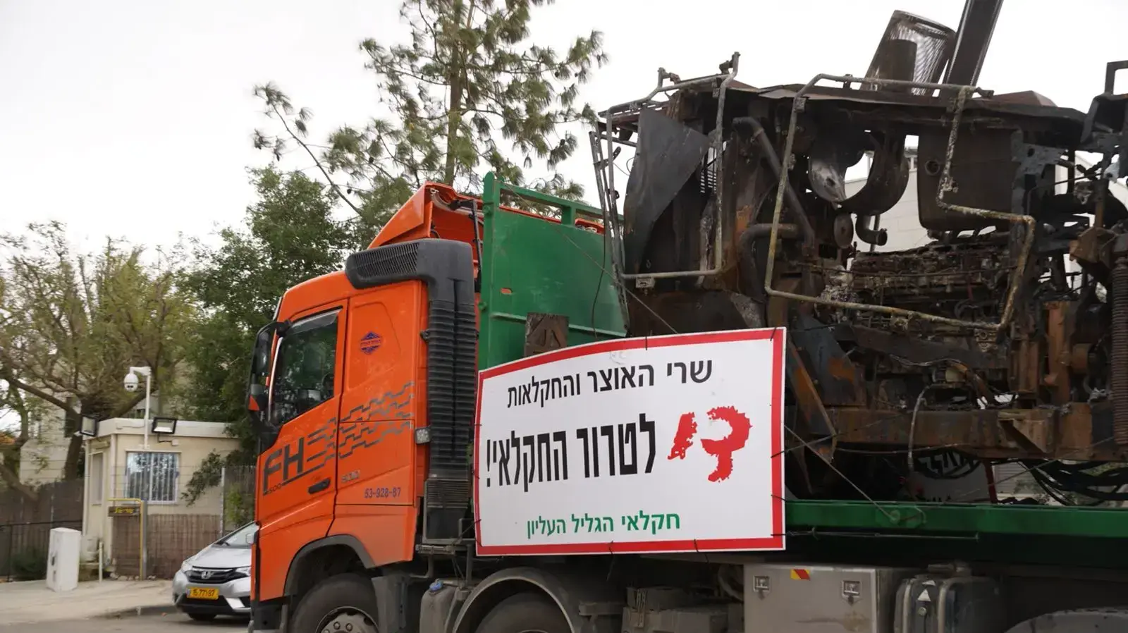 כלים החקלאיים שהוצתו בפשיעה חקלאית הועמסו על גבי משאיות והובלו בשיירת מחאה לביתו של שר החקלאות אורי אריאל בכפר אדומים, 30 במרץ 2018 כלים החקלאיים שהוצתו בפשיעה חקלאית הועמסו על גבי משאיות והובלו בשיירת מחאה לביתו של שר החקלאות אורי אריאל בכפר אדומים, 30 במרץ 2018