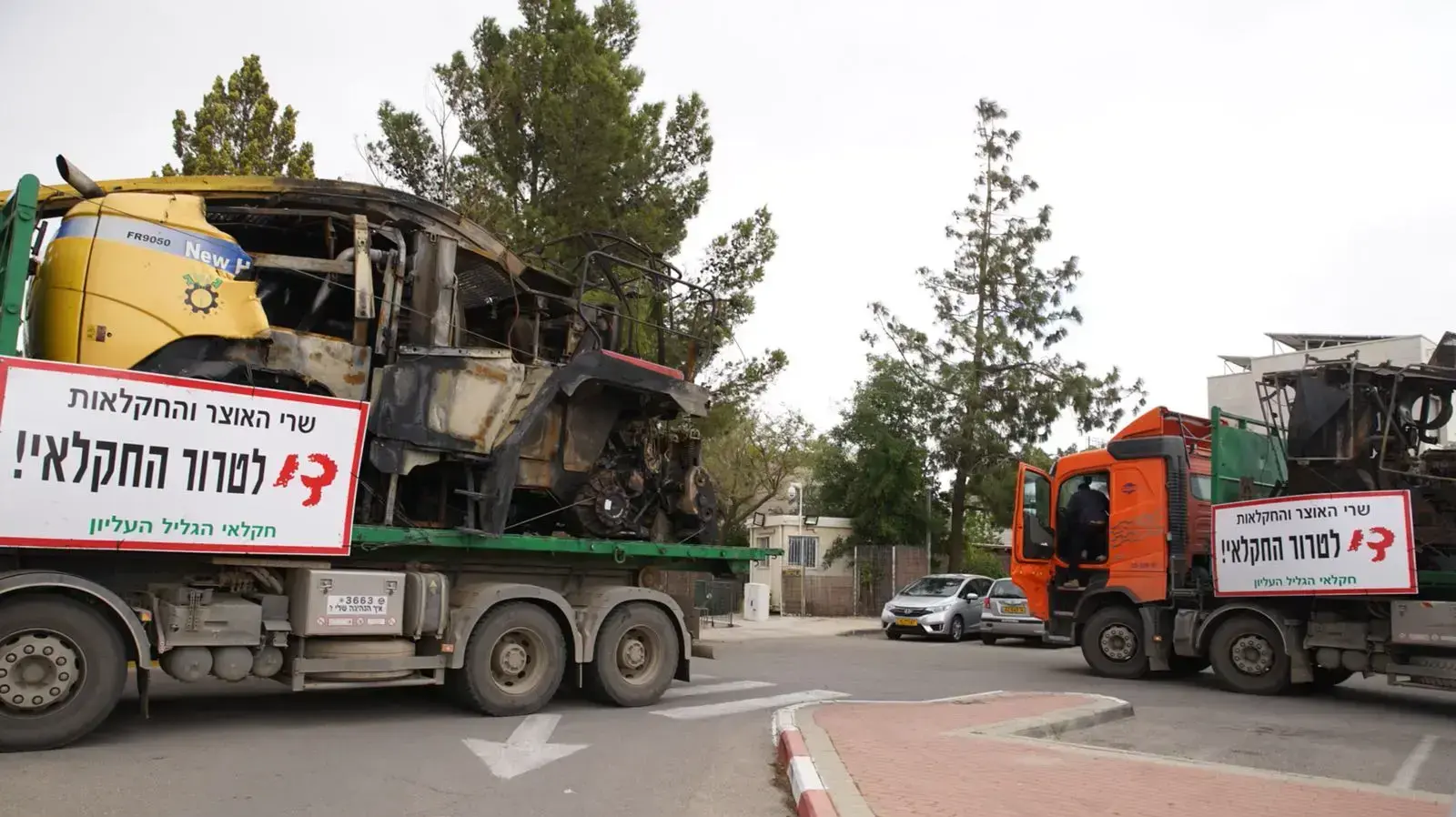כלים החקלאיים שהוצתו בפשיעה חקלאית הועמסו על גבי משאיות והובלו בשיירת מחאה לביתו של שר החקלאות אורי אריאל בכפר אדומים, 30 במרץ 2018 כלים החקלאיים שהוצתו בפשיעה חקלאית הועמסו על גבי משאיות והובלו בשיירת מחאה לביתו של שר החקלאות אורי אריאל בכפר אדומים, 30 במרץ 2018