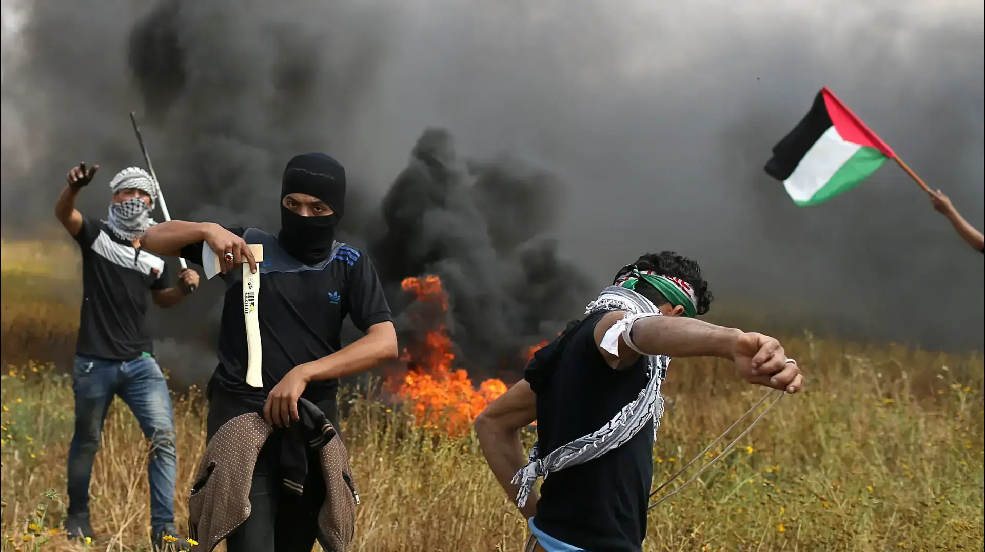 מפגינים פלסטינים בצפון רצועת עזה- צעדת השיבה, 30 במרץ 2018 מפגינים פלסטינים בצפון רצועת עזה- צעדת השיבה, 30 במרץ 2018