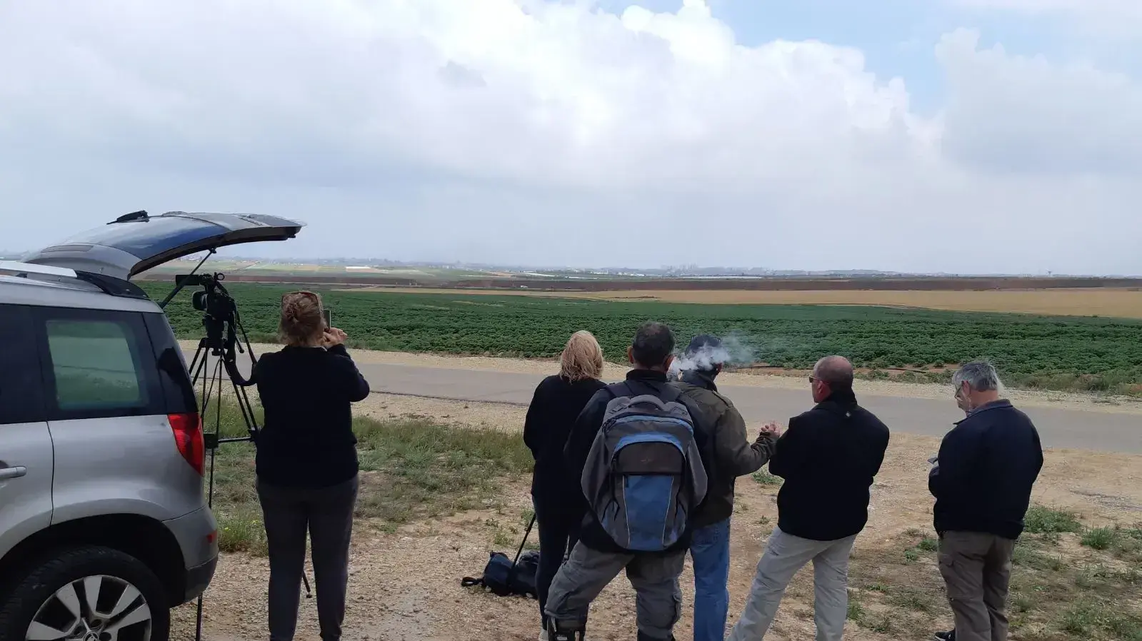אזרחים סקרנים צופים בהפגנות צעדת השיבה, גבול רצועת עזה, 30 במרץ 2018 אזרחים סקרנים צופים בהפגנות צעדת השיבה, גבול רצועת עזה, 30 במרץ 2018