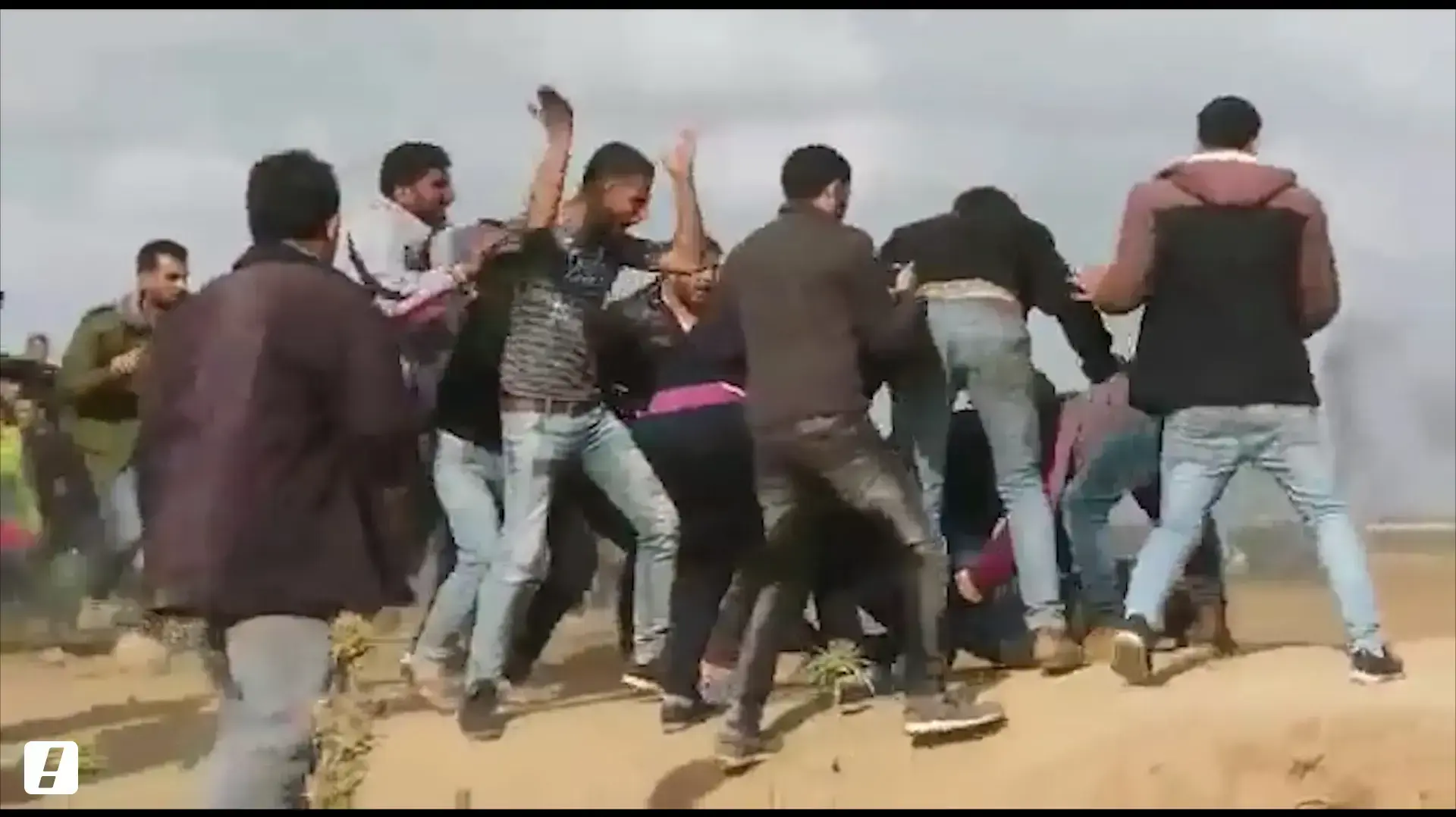 תיעוד רגעי הפגיעה בעבד אל פתאח עבד אל נבי שנורה למוות בהפגנה על הגדר בעזה, 30 במרץ 2018 תיעוד רגעי הפגיעה בעבד אל פתאח עבד אל נבי שנורה למוות בהפגנה על הגדר בעזה, 30 במרץ 2018