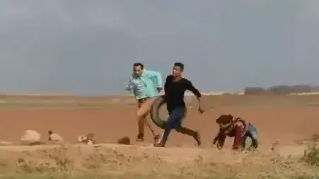 תיעוד רגעי הפגיעה בעבד אל פתאח עבד אל נבי שנורה למוות בהפגנה על הגדר בעזה, 30 במרץ 2018
תיעוד רגעי הפגיעה בעבד אל פתאח עבד אל נבי שנורה למוות בהפגנה על הגדר בעזה, 30 במרץ 2018
