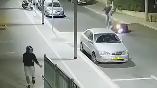 נכדו של העבריין בזירת האירוע בו גנב יחד עם חברו אופנוע בעת שנסעו עליו ברחובות חולון נכדו של העבריין בזירת האירוע בו גנב יחד עם חברו אופנוע בעת שנסעו עליו ברחובות חולון