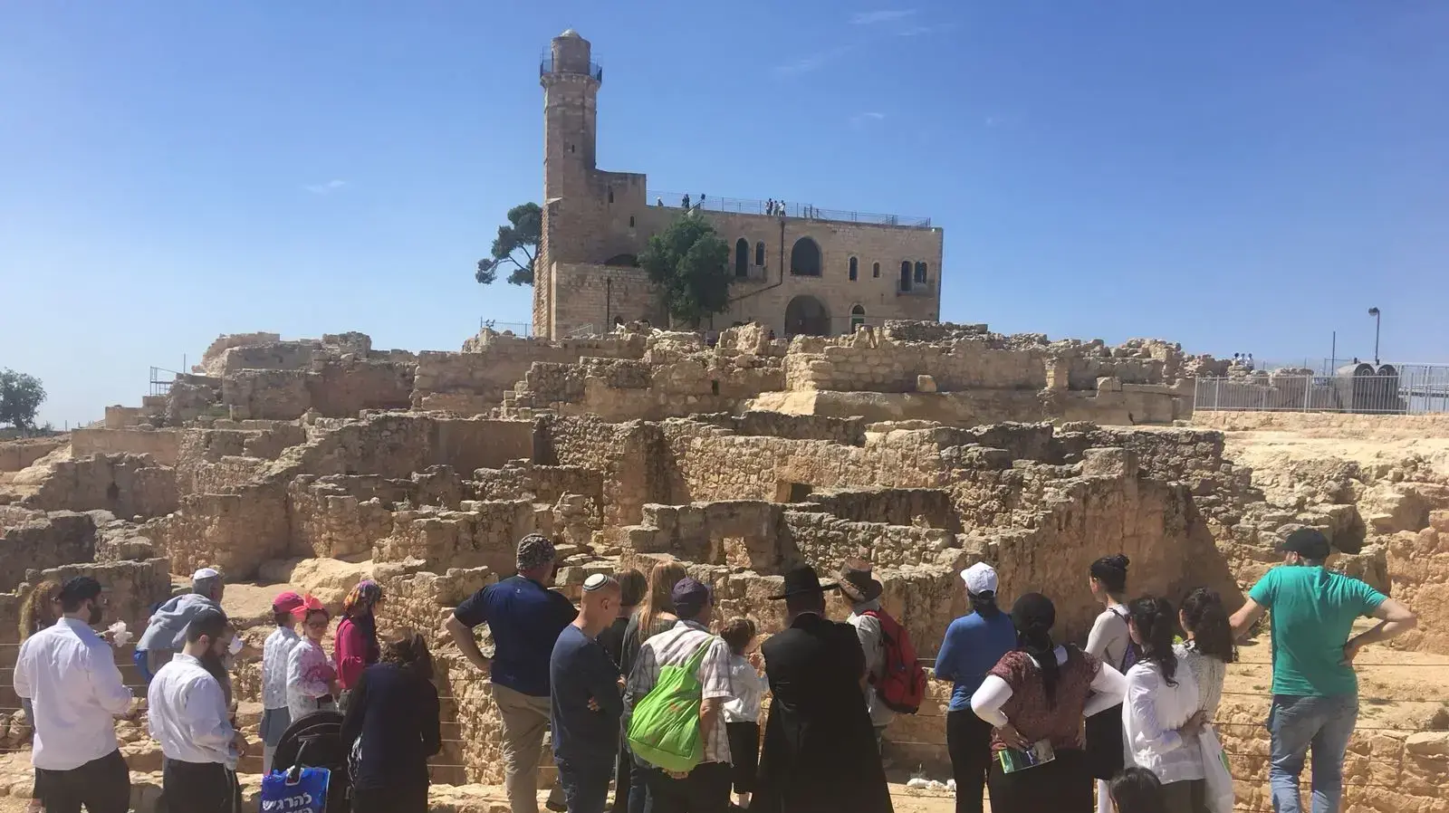 מטיילים בפסח בשמורת נבי סמואל, 1 באפריל 2018 מטיילים בפסח בשמורת נבי סמואל, 1 באפריל 2018