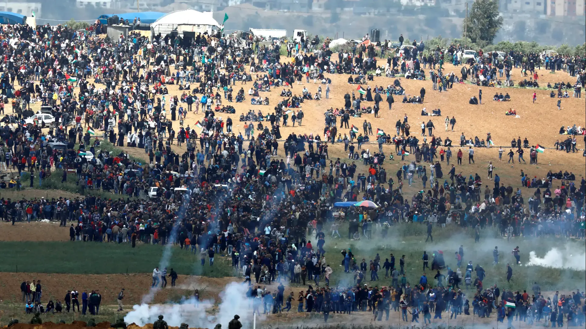 ירי גז מדמיע לעבר מפגינים בגבול רצועת עזה, 30 במרץ 2018
