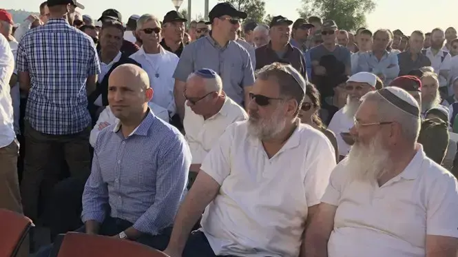 שר החינוך, נפתלי בנט בהלווית תא''ל אביחי רונצקי, הרב הצבאי הראשי לשעבר, איתמר, 1 באפריל 2018