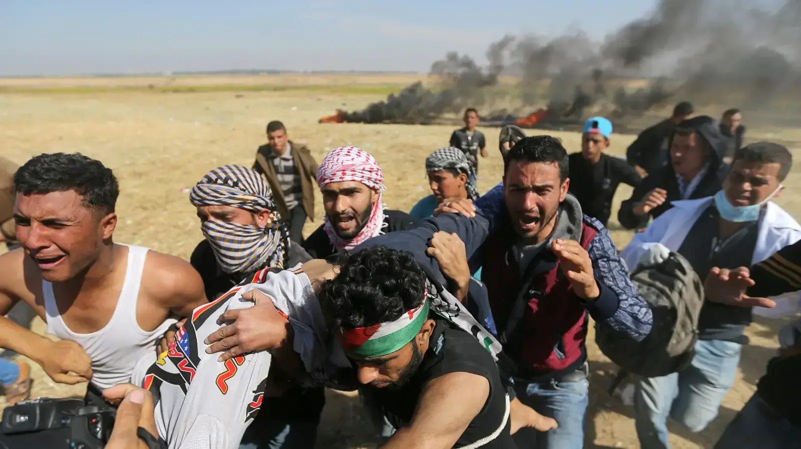 פלסטינים מפנים את הפצוע תהיר אבו סבאלה, בן 17 לאחר שנפצע בראשו מירי צה"K, צעידת השיבה, 1 באפריל 2018 פלסטינים מפנים את הפצוע תהיר אבו סבאלה, בן 17 לאחר שנפצע בראשו מירי צה"K, צעידת השיבה, 1 באפריל 2018
