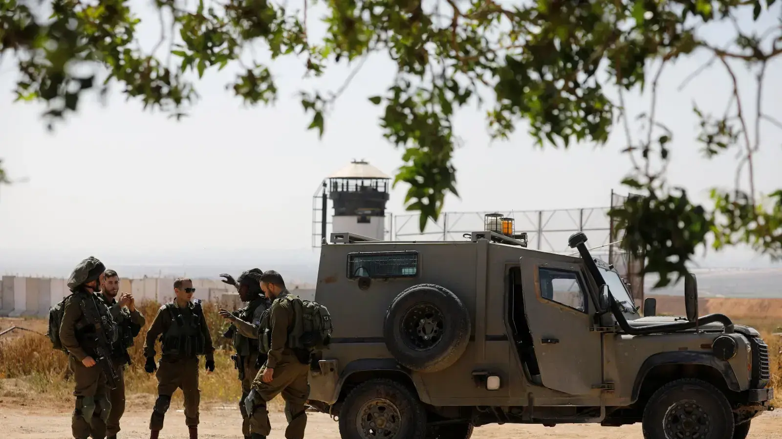 Israeli soldiers deploy on the Israeli side of the border with the northern Gaza Strip, April 1, 2018. REUTERS/Amir Cohen
חיילי צה"ל בגבול רצועת עזה, 1 באפריל 2018 Israeli soldiers deploy on the Israeli side of the border with the northern Gaza Strip, April 1, 2018. REUTERS/Amir Cohen
חיילי צה"ל בגבול רצועת עזה, 1 באפריל 2018