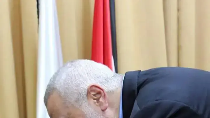 ראש הלשכה המדינית של חמאס אסמאעיל הניה בטקס הענקת תעודת הוקרה לילד שהשתתף בהפגנות ביום שישי, 1 באפריל 2018 ראש הלשכה המדינית של חמאס אסמאעיל הניה בטקס הענקת תעודת הוקרה לילד שהשתתף בהפגנות ביום שישי, 1 באפריל 2018