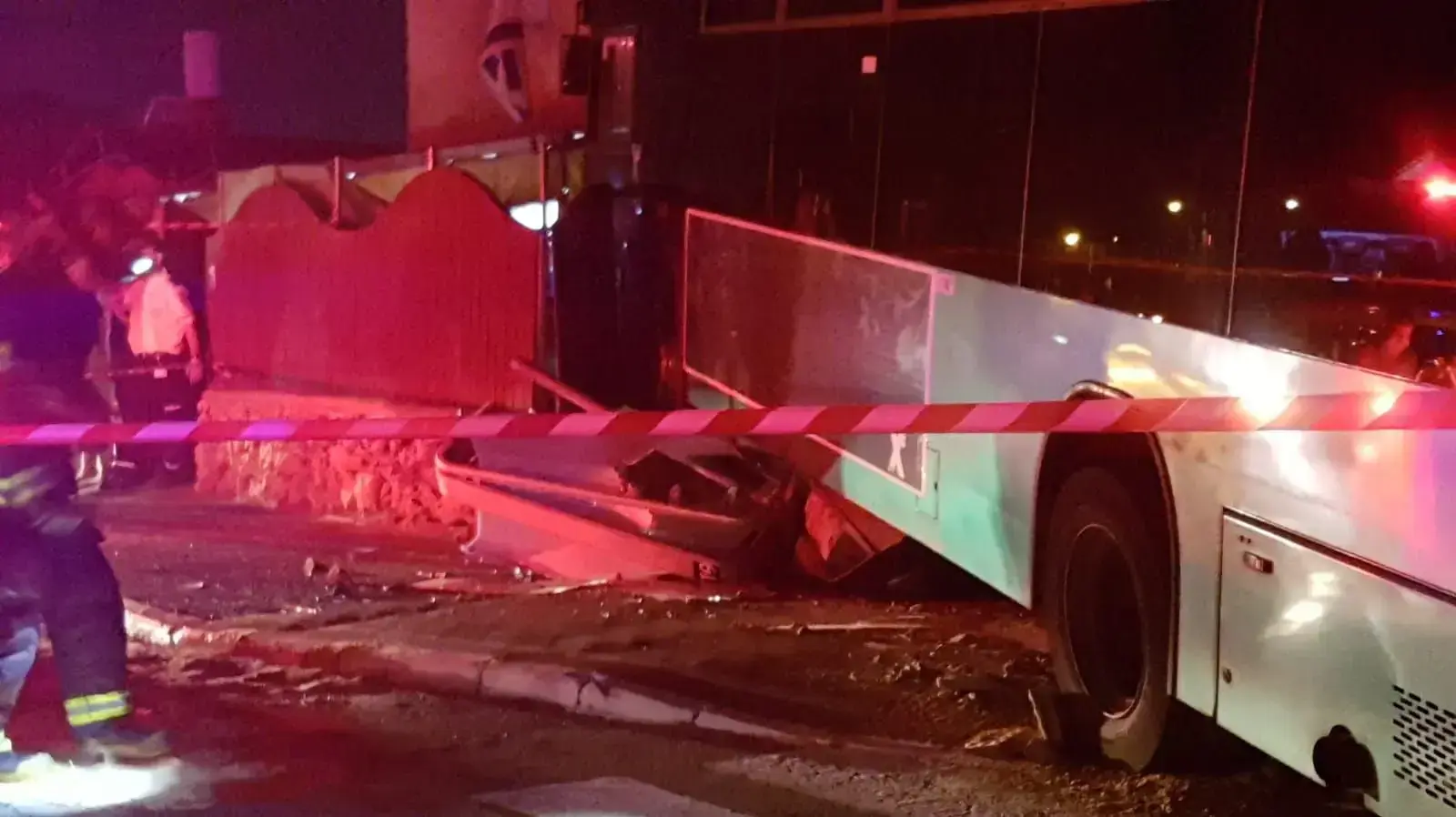 אוטובוס שסטה ממסלולו לתוך חצר בית פרטי בבית דגן ב-1 באפריל 2018