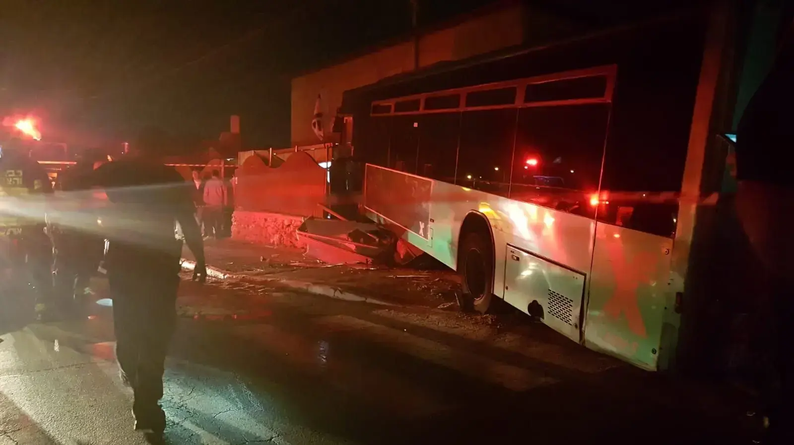 אוטובוס שסטה ממסלולו לתוך חצר בית פרטי בבית דגן ב-1 באפריל 2018 אוטובוס שסטה ממסלולו לתוך חצר בית פרטי בבית דגן ב-1 באפריל 2018