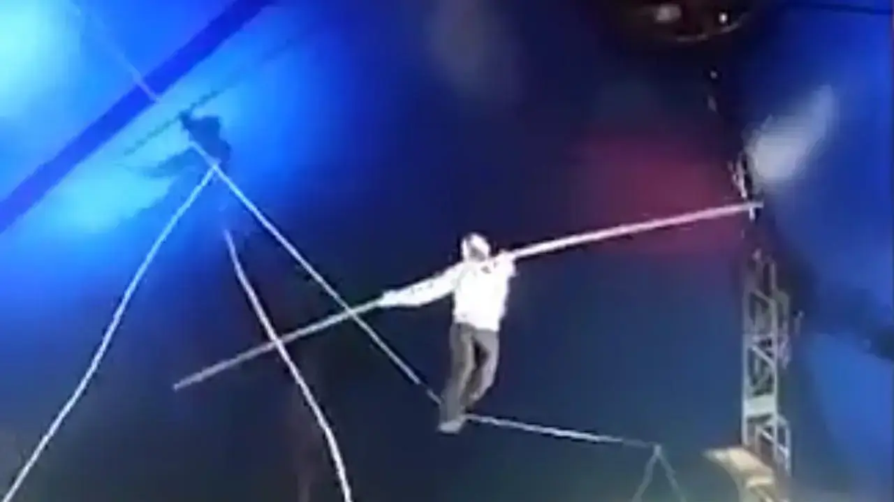 אקרובט נופל בקרקס