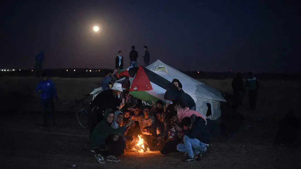 פלסטינים באיזור המאהלים בגבול רצועת עזה, 1 באפריל 2018 פלסטינים באיזור המאהלים בגבול רצועת עזה, 1 באפריל 2018