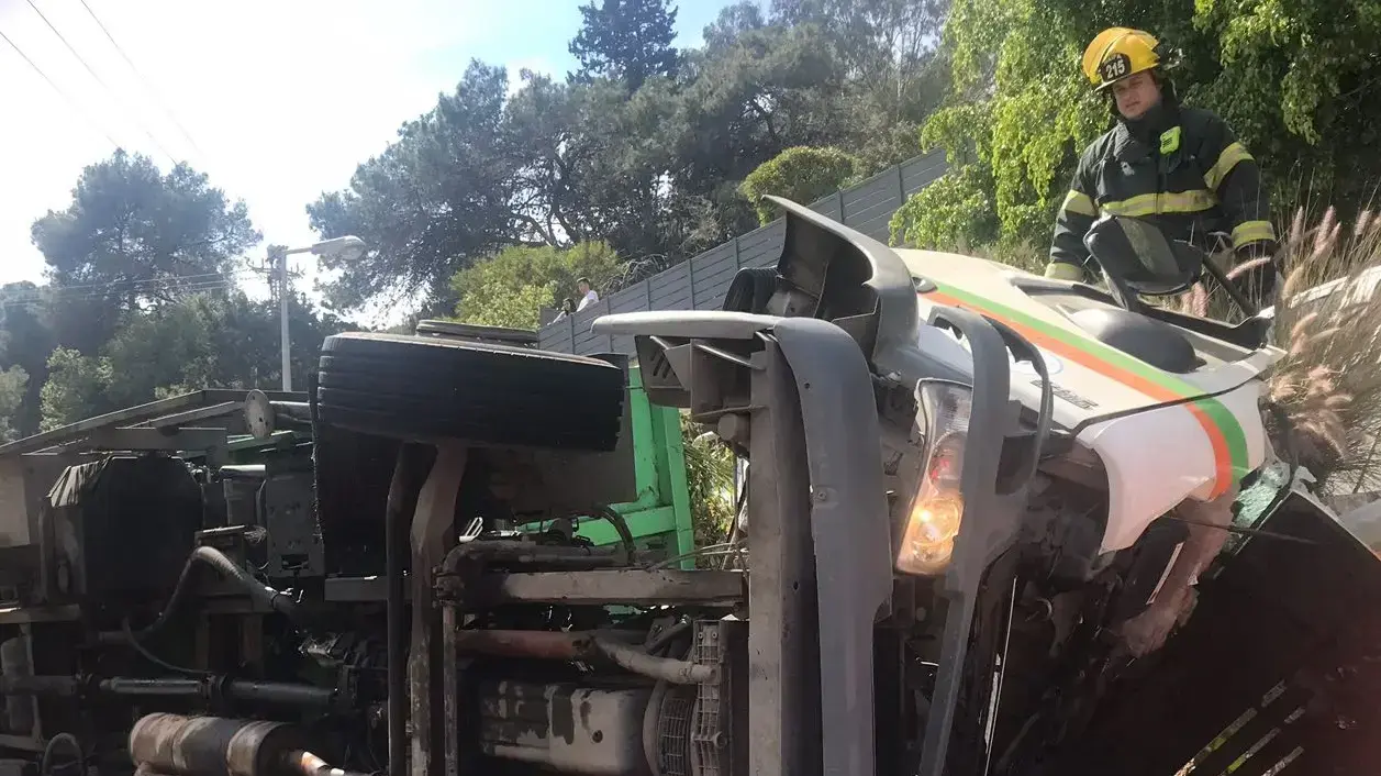 פעולות לחילוץ נהג ממשאית פינוי גזם שהתהפכה בחיפה ב-2 באפריל 2018 פעולות לחילוץ נהג ממשאית פינוי גזם שהתהפכה בחיפה ב-2 באפריל 2018