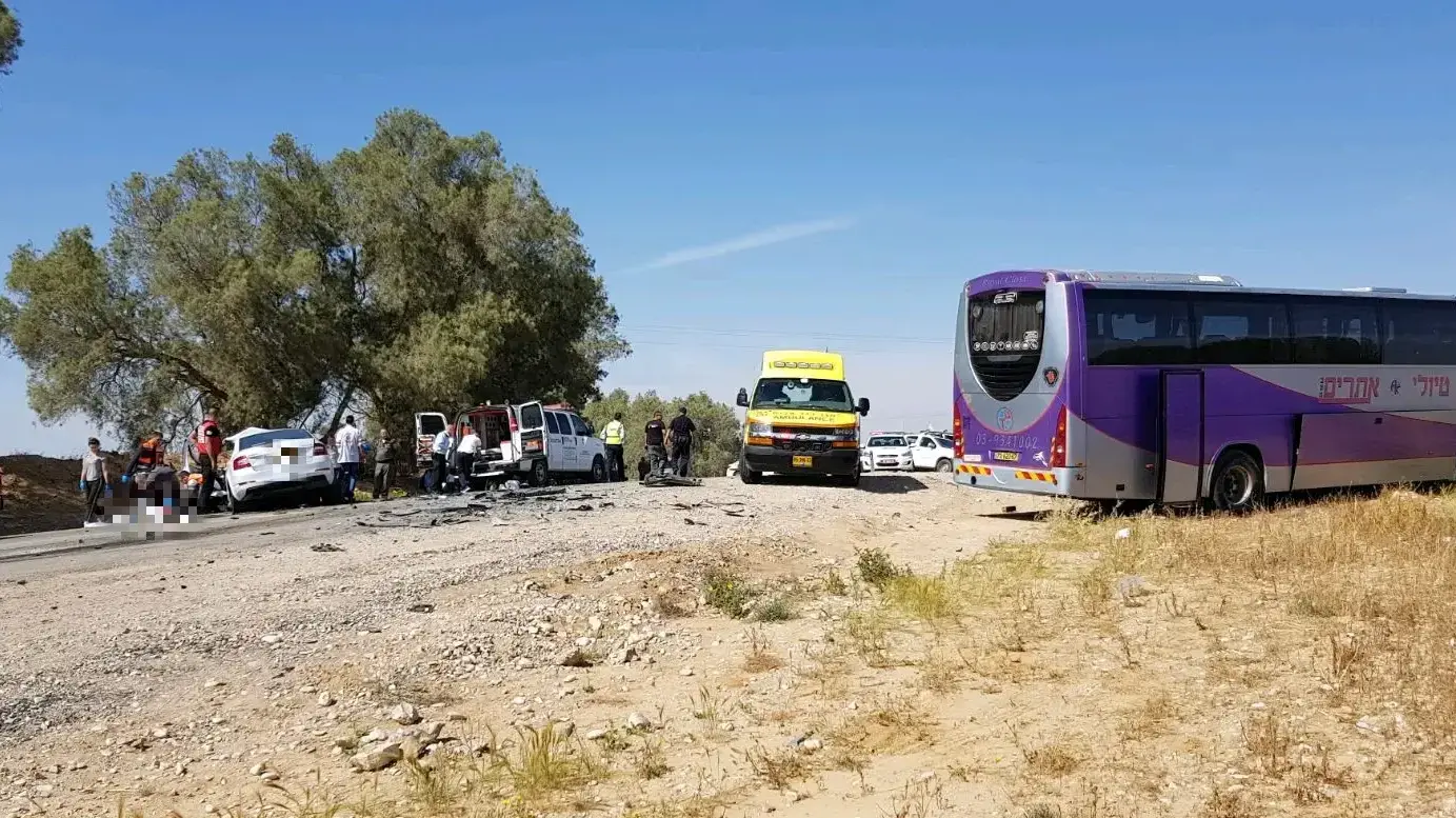 זירת תאונה בין רכב פרטי לבין משאית ליד צאלים ב-2 באפריל 2018 זירת תאונה בין רכב פרטי לבין משאית ליד צאלים ב-2 באפריל 2018