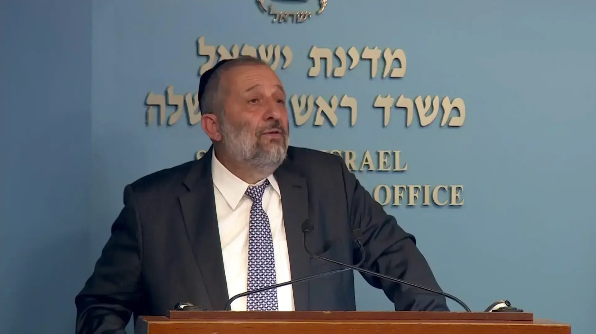 שר הפנים, אריה דרעי במהלך הצגת המתווה החדש שהוחצג בנושא המהגרים, משרד ראש הממשלה, ירושלים
שר הפנים, אריה דרעי במהלך הצגת המתווה החדש שהוחצג בנושא המהגרים, משרד ראש הממשלה, ירושלים