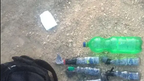 תיק עם בקבוקי תבערה שאותר סמוך לגדר המערכת ברצועת עזה ב-30 במרץ 2018 תיק עם בקבוקי תבערה שאותר סמוך לגדר המערכת ברצועת עזה ב-30 במרץ 2018