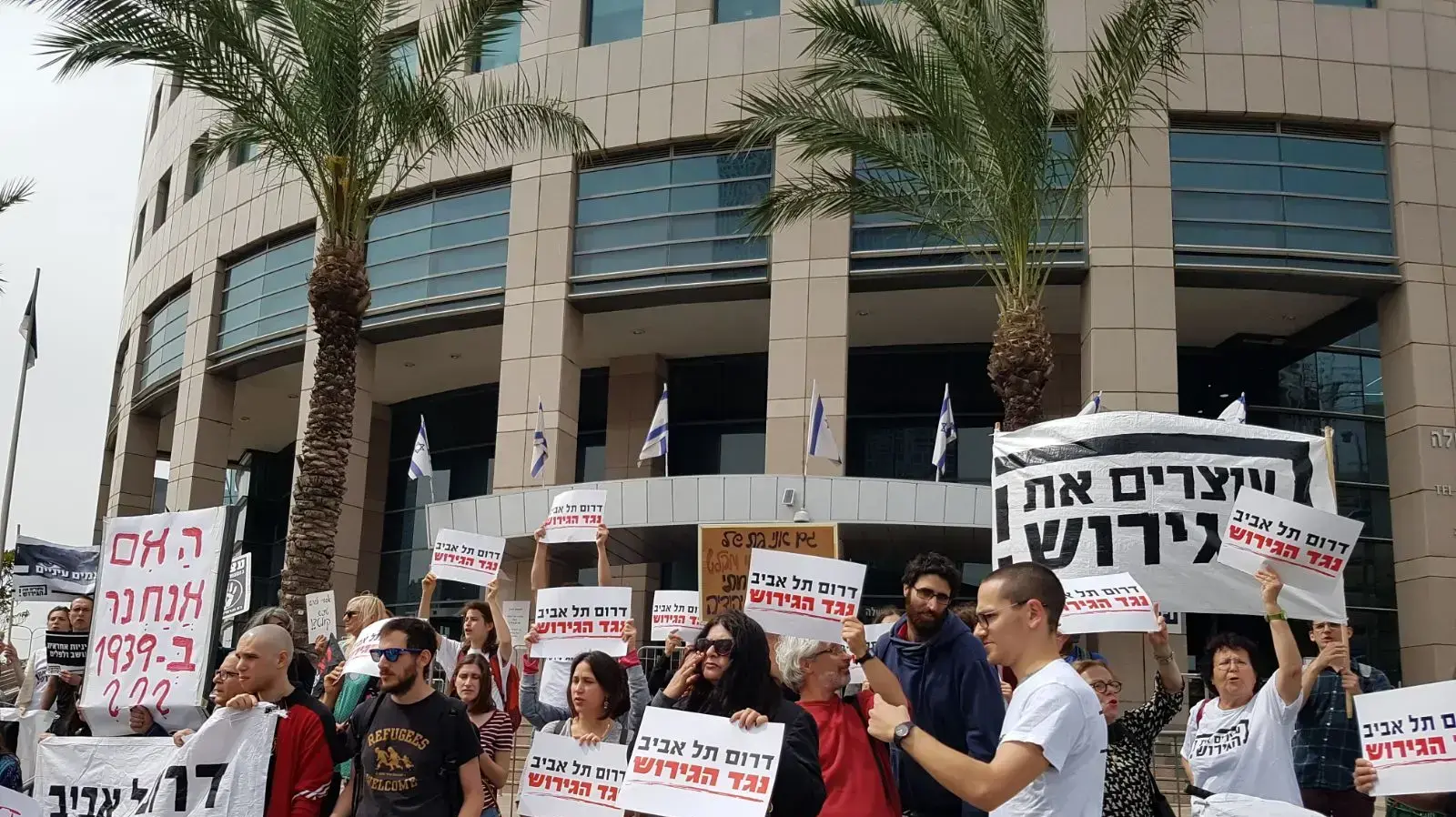 הפגנת תושבי דרום ת"א נגד הגירוש מחוץ לקריית הממשלה 3 באפריל 2018 הפגנת תושבי דרום ת"א נגד הגירוש מחוץ לקריית הממשלה 3 באפריל 2018