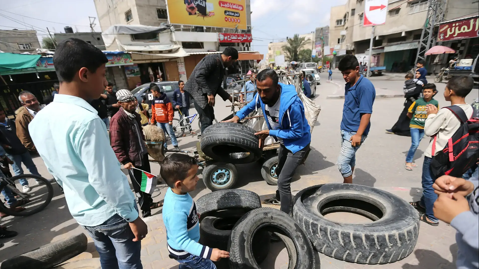 פלסטינים בצפון רצועת עזה אוספים צמיגים כחלק מההכנות להמשך הפגנות צעדת השיבה, 3 באפריל 2018