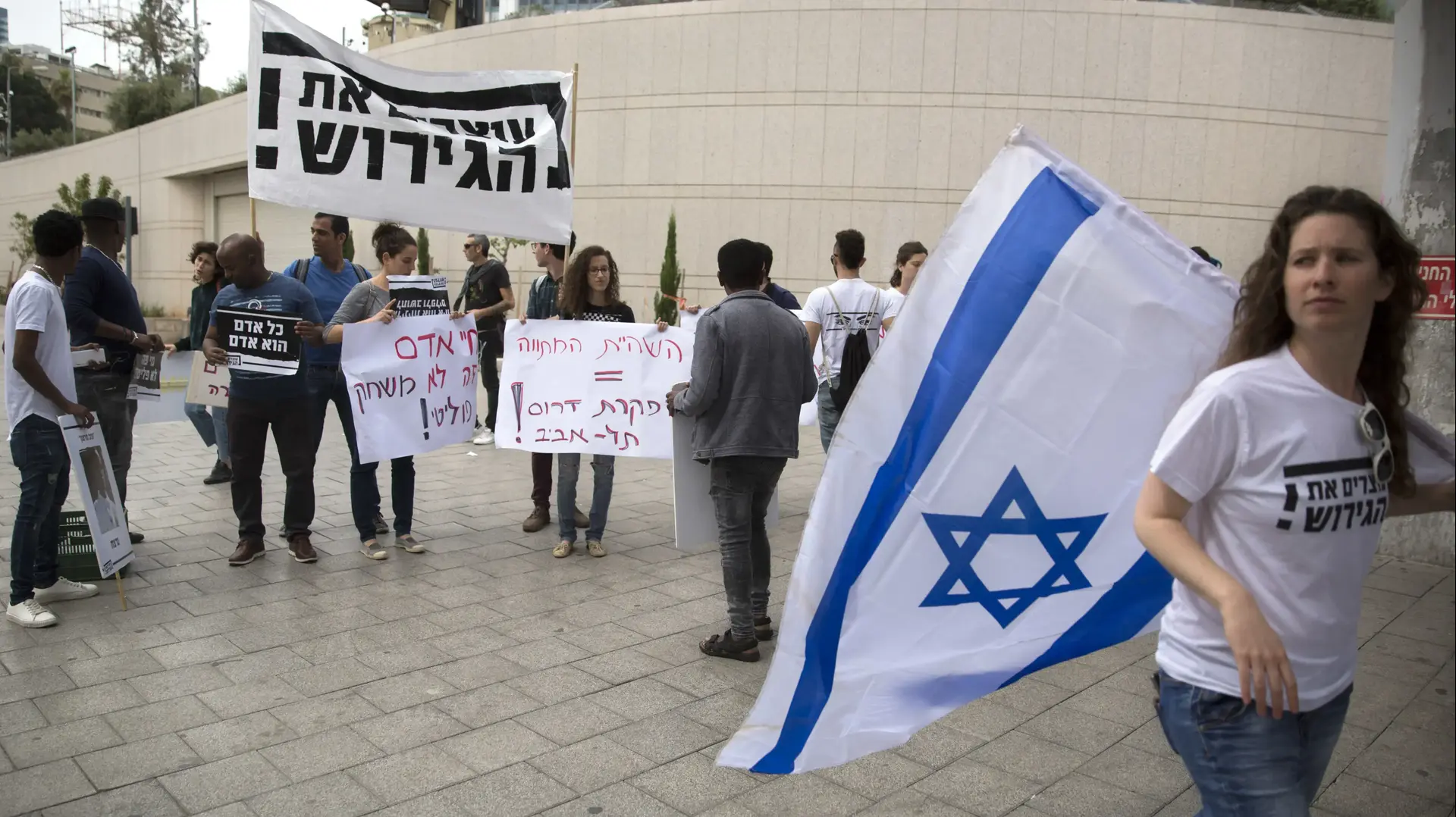 הפגנת תושבי דרום ת"א נגד הגירוש מחוץ לקריית הממשלה 3 באפריל 2018 הפגנת תושבי דרום ת"א נגד הגירוש מחוץ לקריית הממשלה 3 באפריל 2018
