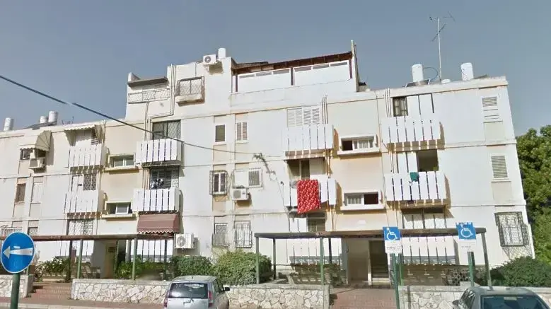 הבניין ברחוב שאול המלך 9 בכפר סבא שבו נדקרה למוות תושבת העיר על פי החשד בידי בנה, 3 באפריל 2018 הבניין ברחוב שאול המלך 9 בכפר סבא שבו נדקרה למוות תושבת העיר על פי החשד בידי בנה, 3 באפריל 2018