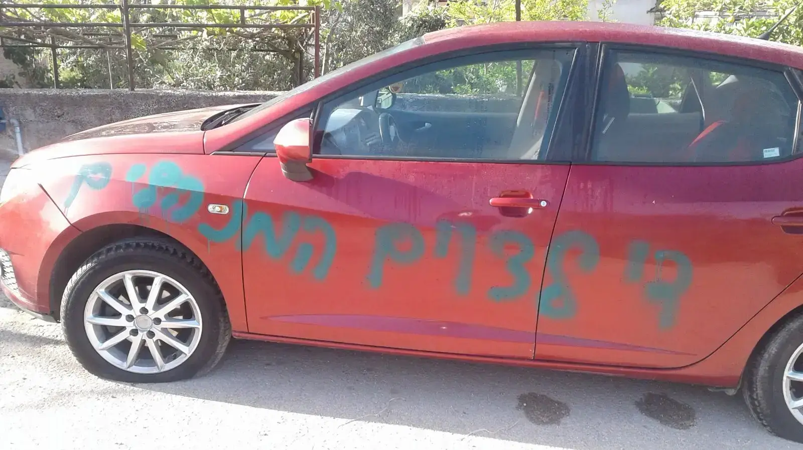 צמיגים נוקבו וכתובות רוססו הלילה על כלי רכב ועל קיר בכפר פרעתא שבשומרון, 4 באפריל 2018 צמיגים נוקבו וכתובות רוססו הלילה על כלי רכב ועל קיר בכפר פרעתא שבשומרון, 4 באפריל 2018