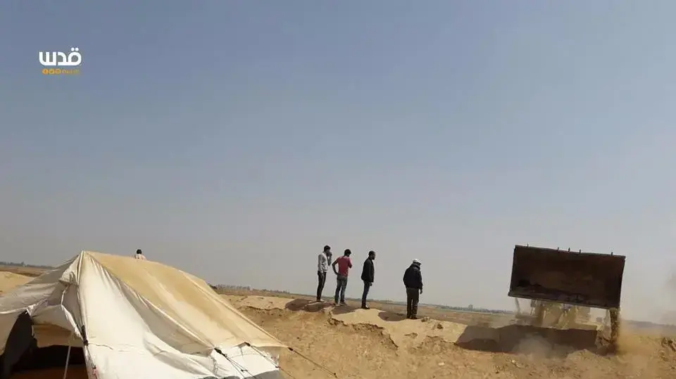 הגבהת סוללות העפר סביב מחנות המפגינים בגזרה המזרחית, 4 באפריל 2018 הגבהת סוללות העפר סביב מחנות המפגינים בגזרה המזרחית, 4 באפריל 2018